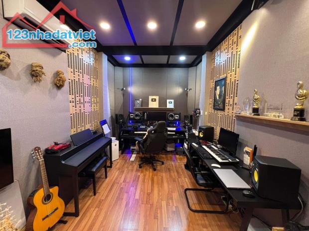 HƠN 8 TỶ NHÀ PHÚ NHUẬN - XE HƠI ĐỖ CỬA - SÁT MẶT TIỀN - 48M2 3 TẦNG SÂN THƯỢNG RẤT ĐẸP - 4