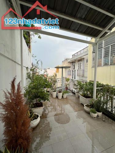 HƠN 8 TỶ NHÀ PHÚ NHUẬN - XE HƠI ĐỖ CỬA - SÁT MẶT TIỀN - 48M2 3 TẦNG SÂN THƯỢNG RẤT ĐẸP - 5
