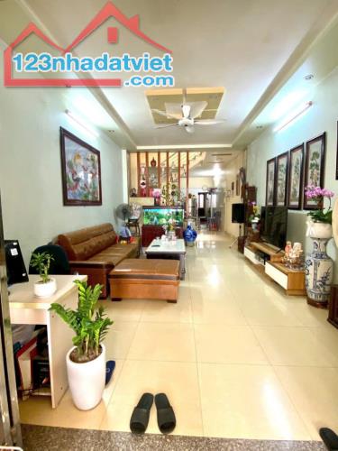 Nhà tuyến 2 đường 7m Thiên Lôi, 100m 2.5 tầng, Giá 4.5 tỉ