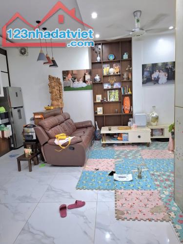 NGÔI NHÀ ẨN GIỮA PHỐ – CHỐN AN YÊN DÀNH RIÊNG CHO NGƯỜI BIẾT HƯỞNG THỤ, Gần hồ nhà văn