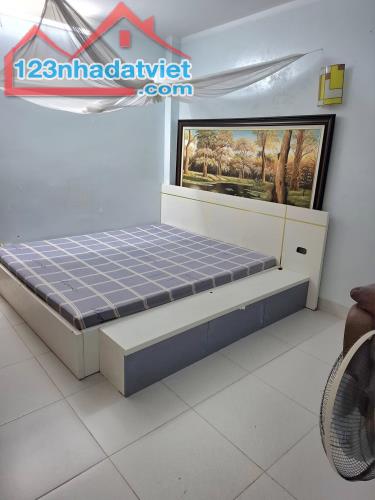 NGÔI NHÀ ẨN GIỮA PHỐ – CHỐN AN YÊN DÀNH RIÊNG CHO NGƯỜI BIẾT HƯỞNG THỤ, Gần hồ nhà văn - 1
