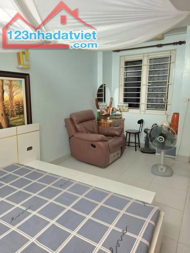 NGÔI NHÀ ẨN GIỮA PHỐ – CHỐN AN YÊN DÀNH RIÊNG CHO NGƯỜI BIẾT HƯỞNG THỤ, Gần hồ nhà văn - 3