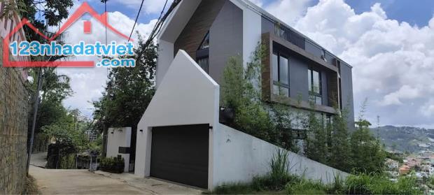 căn biệt thự là sự kết hợp hoàn hảo giữa kiến trúc và công năng sử dụng.