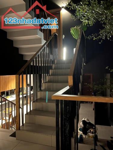 căn biệt thự là sự kết hợp hoàn hảo giữa kiến trúc và công năng sử dụng. - 1