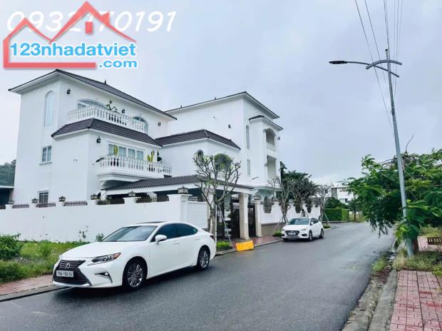BÁN GẤP-Lô Góc Hàng Cực Hiếm Mà Giá CỰC CỰC tốt đường Phòng Châu và đường 13m - KĐT Ven