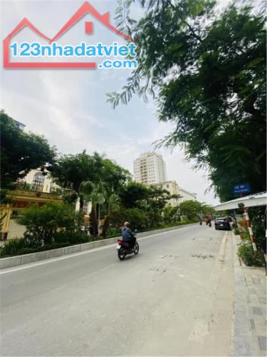 Bán nhà mặt phố Lạc Long Quân, Quận Tây Hồ, 150m2, Mặt tiền hơn 7m, giá chỉ 88 tỷ - 4