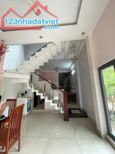 Nhà 3 tầng, hẻm xe hơi đường Gò Cát, P. Phú Hữu Quận 9 giá 4,95 tỷ - 2