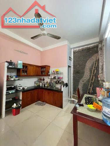 Nhà 3 tầng, hẻm xe hơi đường Gò Cát, P. Phú Hữu Quận 9 giá 4,95 tỷ - 5