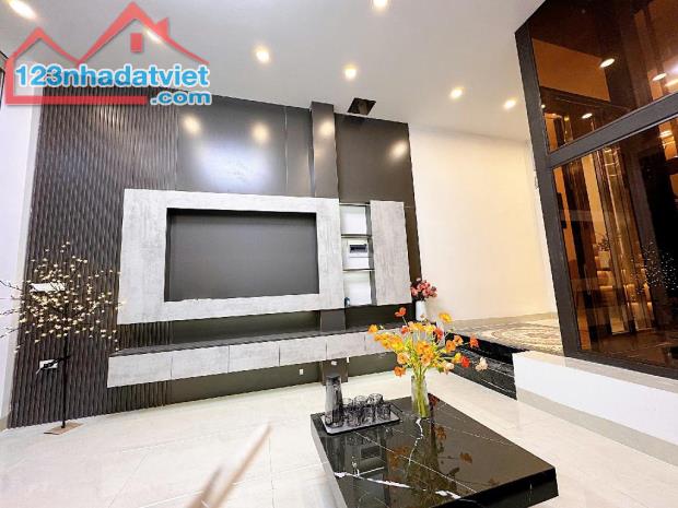 HIẾM! NHÀ KIM GIANG 7 TẦNG THANG MÁY– NGÕ THÔNG RỘNG -DT:40m2 Nhỉnh 7.5 Tỷ - 2