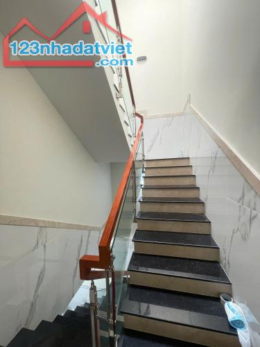 CHỈ 9.9 TỶ - NHÀ 3 TẦNG HẺM XE HƠI PHAN VĂN HỚN Q12 THU 16TR/THÁNG - 2