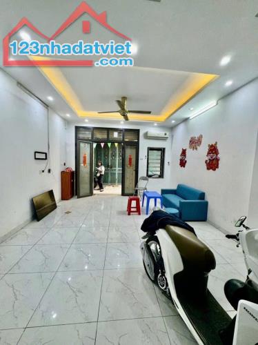 Duy nhất 1 nhà đường Láng Đống Đa lô góc ngõ ba gác thoáng sáng 5T 40m MT 4.5m đủ nội thất