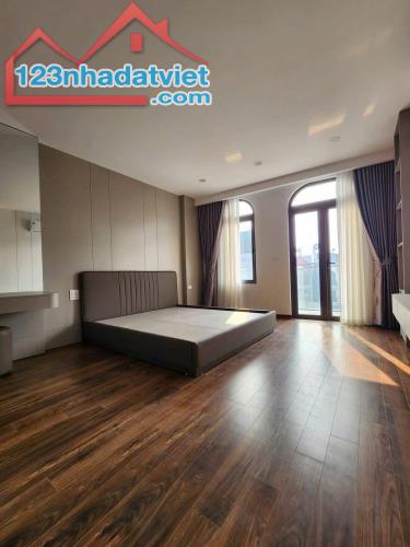 SIÊU HIẾM NHÀ NGỌC THUỴ, ĐƯỜNG 3M , Ô TÔ ĐỖ CỬA , 45M, 4MT , 4 TẦNG - FULL NT- 7,X TỶ. - 4