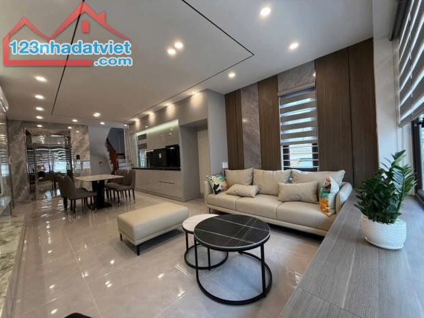 Bán nhà Thạch Bàn - Cạnh công viên. Gara ô tô - Thang Máy - Full nội thất. 41m x 7T - 2
