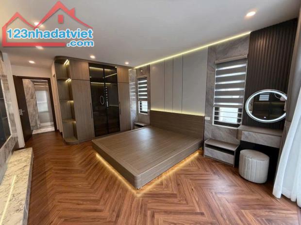 Bán nhà Thạch Bàn - Cạnh công viên. Gara ô tô - Thang Máy - Full nội thất. 41m x 7T - 4