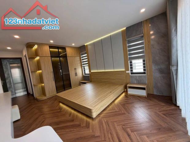 Bán nhà Thạch Bàn - Cạnh công viên. Gara ô tô - Thang Máy - Full nội thất. 41m x 7T - 5