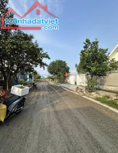 Bán đất tặng nhà cấp 4 mặt tiền đường Trần Khát Chân . DT:100m , ngang 5m . Giá : 4tỷ650