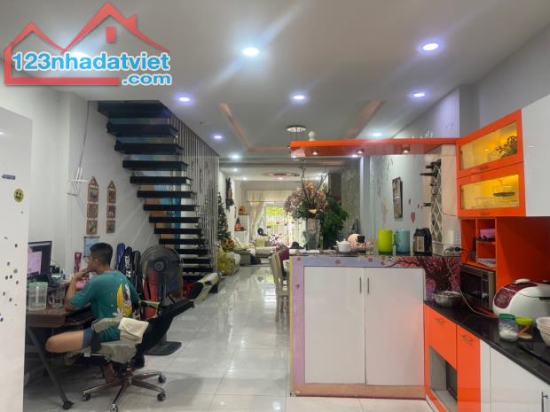 Bán gấp nhà đẹp ở ngay mặt tiền kinh doanh Mai Hắc Đế, xe hơi ngủ nhà, 150m2, SHR, HCĐ - 2