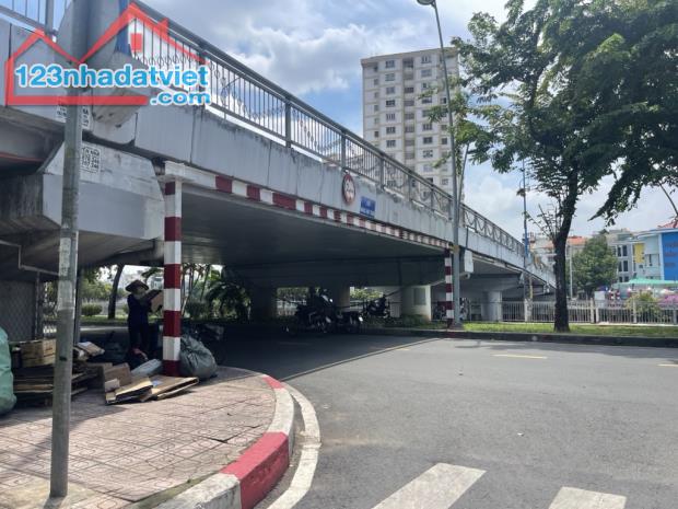 MT kinh doanh Trần Nguyên Đán, Quận 1.👉 nhà cũ phù hợp cải tạo, xây mới. 45M2👉 13,5 Tỷ