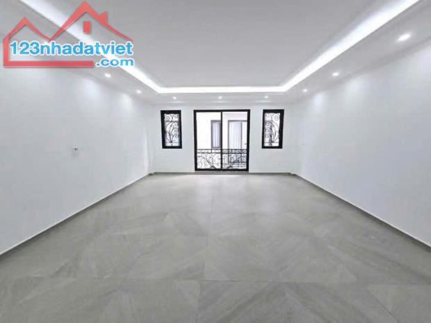 Trần Quốc Hoàn, DT 45M2x8T, MT 5.6M, giá 22.5 tỷ   8 TẦNG BỀ THẾ - Ô TÔ TRÁNH - THÔNG SÀN - 2