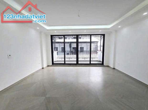 Trần Quốc Hoàn, DT 45M2x8T, MT 5.6M, giá 22.5 tỷ   8 TẦNG BỀ THẾ - Ô TÔ TRÁNH - THÔNG SÀN - 3