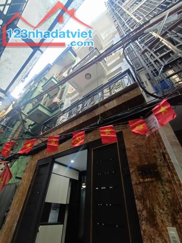 Bán nhà đẹp - Hiếm -  Phố Chùa Láng – 2 thoáng – 5 tầng 4 ngủ - full đồ 48m2-10.8 tỷ