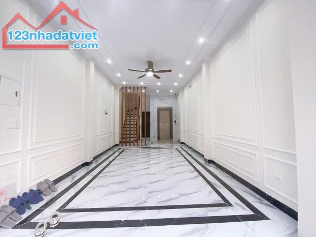 Bán nhà Cầu Đơ 5 tầng, thang máy, 45m², giá 9.x tỷ (x mầm non)