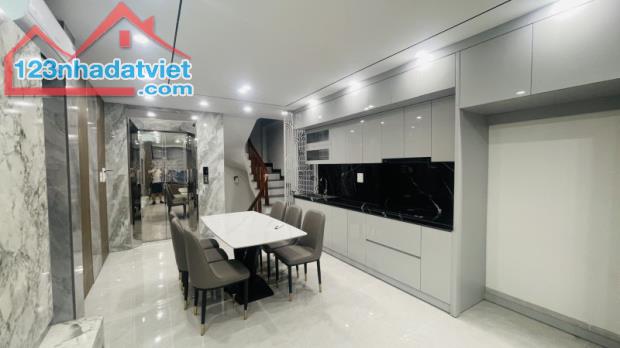 Bán nhà Thạch Bàn,Long Biên 7 tầng,45m,mt4m oto vào nhà nhỉnh 10 tỷ - 3