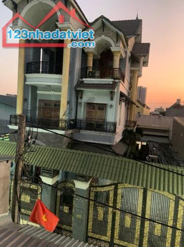 Bán BIỆT THỰ ĐẲNG CÂP 242m2 ngay Trung Tâm Dĩ An,ngang KHỦNG 12m