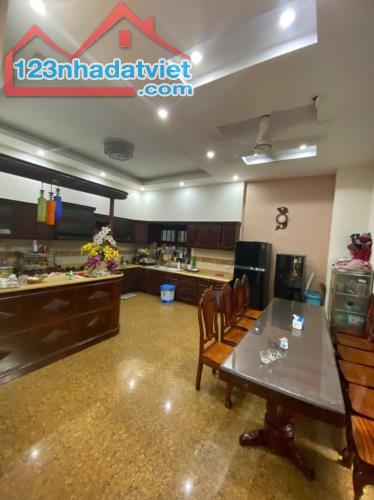 Bán BIỆT THỰ ĐẲNG CÂP 242m2 ngay Trung Tâm Dĩ An,ngang KHỦNG 12m - 1