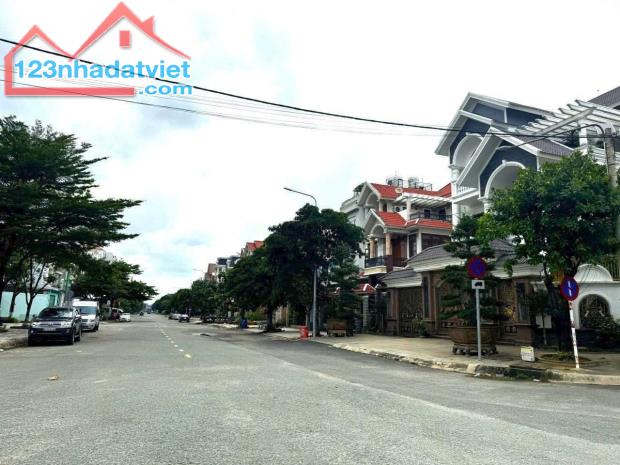 Biệt Thự Góc (14x22) 2 MT có vỉa hè KDC Hà Đô, Đường 16m Lê Thị Riêng, Thới An, Q12