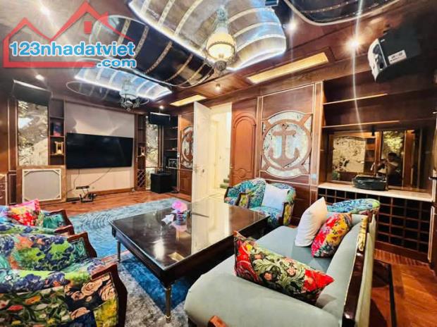 Bán BT sân vườn phố Phạm Văn Đồng, TP Giao Lưu DT239mx4TxMT8m, giá 96 tỷ sát hồ điều hòa