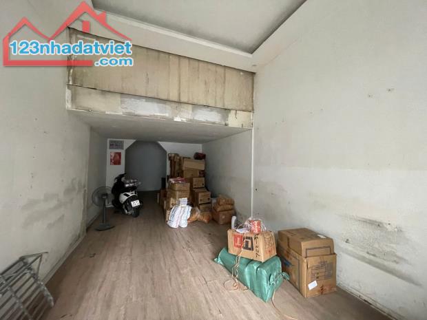 Bán gấp nhà mặt phố trung tâm quận Đống Đa, 12 tỷ, mặt tiền đẹp, vị trí vàng.
