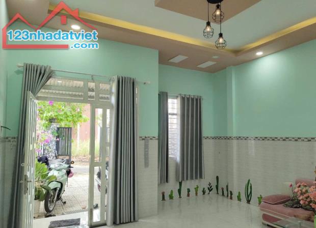 Vỡ Nợ Cần bán nhanh Căn nhà ở Chợ hóc Môn Sổ Hồng Riêng Sẵn 100m2  Giá 640triệu Bao Phí - 1