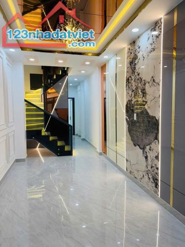 SÁT MẶT TIỀN 30 M 

TRUNG TÂM Q4 
DIỆN TÍCH NGANG 3.2 DÀI 13.5 
CÓ 4 TỶ - 1