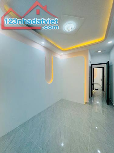 SÁT MẶT TIỀN 30 M 

TRUNG TÂM Q4 
DIỆN TÍCH NGANG 3.2 DÀI 13.5 
CÓ 4 TỶ - 3