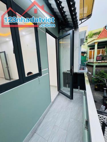 SÁT MẶT TIỀN 30 M 

TRUNG TÂM Q4 
DIỆN TÍCH NGANG 3.2 DÀI 13.5 
CÓ 4 TỶ - 4