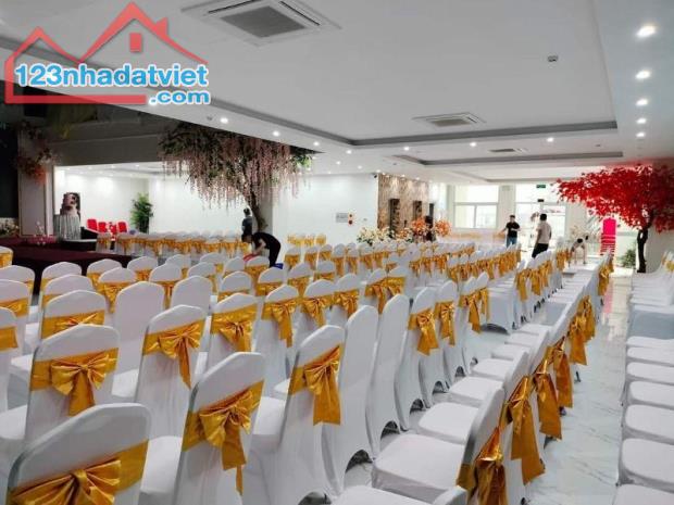 Bán nhà mặt phố Đại La lô góc 1 mặt phố 2 mặt ngõ 3 mặt tiền DT 286 m2 mặt tiền 12m, hậu 1 - 2