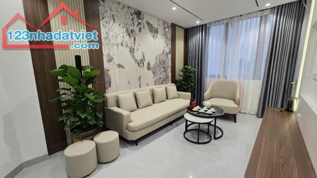Đống Đa Mặt tiền 4.5M - 5 tầng Thang máy - Full nội thất - Ô tô đỗ cửa. - 1