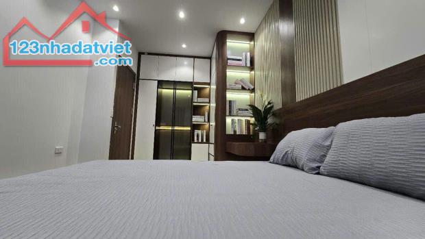 Đống Đa Mặt tiền 4.5M - 5 tầng Thang máy - Full nội thất - Ô tô đỗ cửa. - 2
