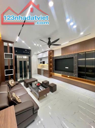 Tôi bán nhà ngõ 61 Vạn Phúc ô tô đỗ cạnh Him Lam Vạn Phúc 40m2 chỉ hơn 7 tỷ. LH 0989626116