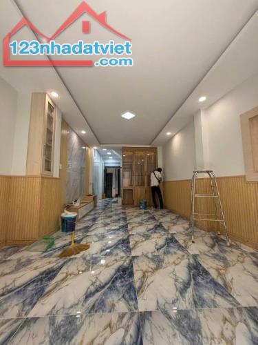 BÁN NHÀ CHẠM MẶT TIỀN CHỈ 2 BƯỚC CHÂN - NHÀ ĐẸP TÂN PHÚ - HXH - XE HƠI ĐẬU CỬA - 5.X TỶ - 2