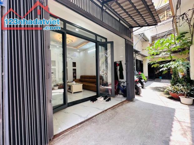 Nhà đẹp, ở ngay Quang Trung, 4.1x12m, sẵn nội thất, sạch sẽ an ninh chỉ 4.xx tỷ TL