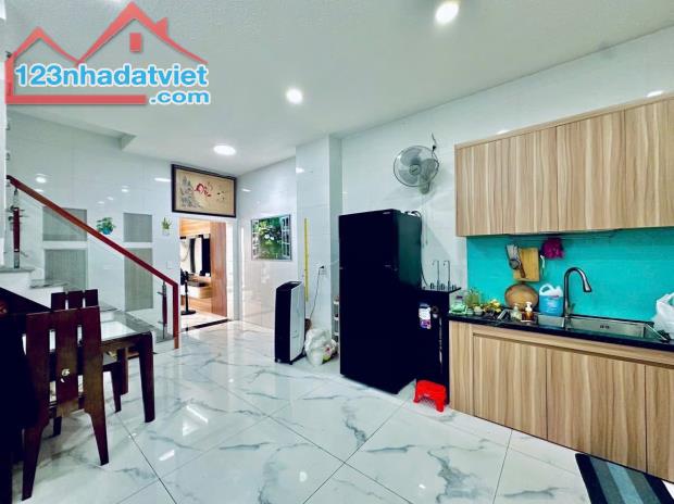 Nhà đẹp, ở ngay Quang Trung, 4.1x12m, sẵn nội thất, sạch sẽ an ninh chỉ 4.xx tỷ TL - 1
