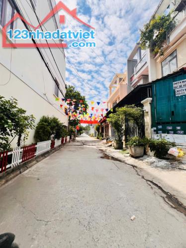 NHÀ KHU ĐỒNG BỘ CỰC ĐẸP ĐẼ VĂN MINH! ĐƯỜNG 8M Ô TÔ ĐẬU CỬA, GIÁP GÒ VẤP