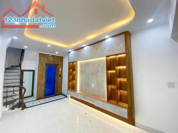 SIÊU PHẨM ĐỊNH CÔNG, 6 TẦNG THANG MÁY, MẶT PHỐ 3 BƯỚC CHÂN, 35M2, NHỈNH 8 TỶ.