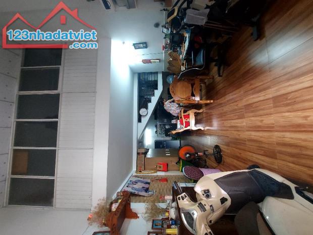 NHÀ NHỎ ĐẦY ĐỦ CÔNG NĂNG - SÁT MẶT TIỀN- RỘNG 56M2 NGANG 4.2M - TÔ KÝ Q12 - NHỈNH 3 TỶ - 1
