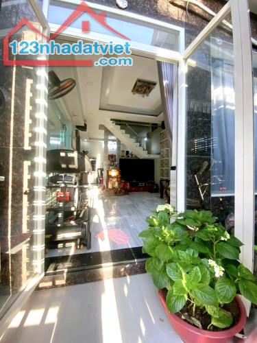 BÁN NHÀ 3 TẦNG MỚI ĐẸP – NGANG 6M NỞ HẬU 8.3M – CÓ GARA Ô TÔ – PHẠM VĂN ĐỒNG –  NHỈNH 6 TỶ - 1