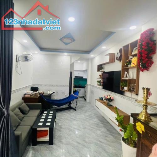 Đường Nguyễn Duy Cung, Hẻm xe hơi, 3PN có PN dưới trệt, 56m2, Chỉ 4 Tỉ 099