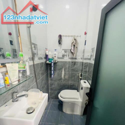 Đường Nguyễn Duy Cung, Hẻm xe hơi, 3PN có PN dưới trệt, 56m2, Chỉ 4 Tỉ 099 - 3