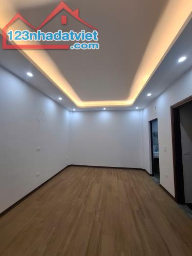 Bán nhà Gia Quất Long Biên – Ô tô qua nhà – Ngõ thông - Ở ngay - 34m - 6.4 Tỷ(TL) - 1